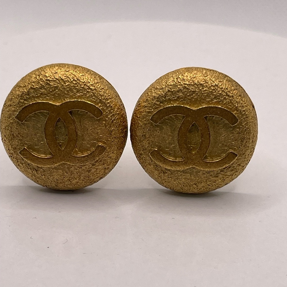 CHANEL 1994 logo-engraved button clip-on earrings with box - Picture 5 of 6
